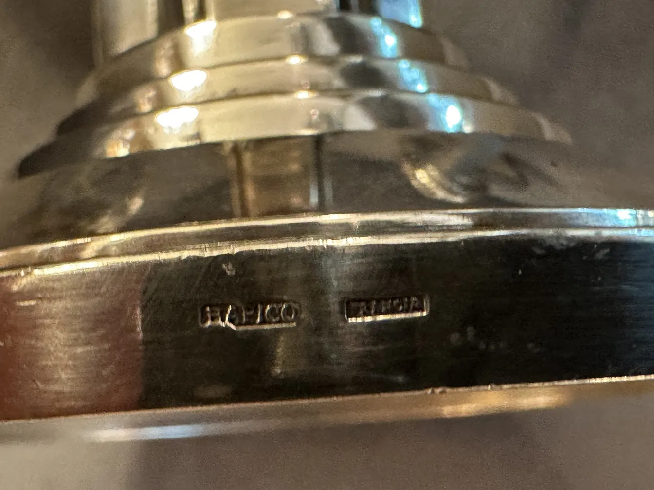 Candelabro antico con design elegante e finiture lucide, perfetto per la decorazione.