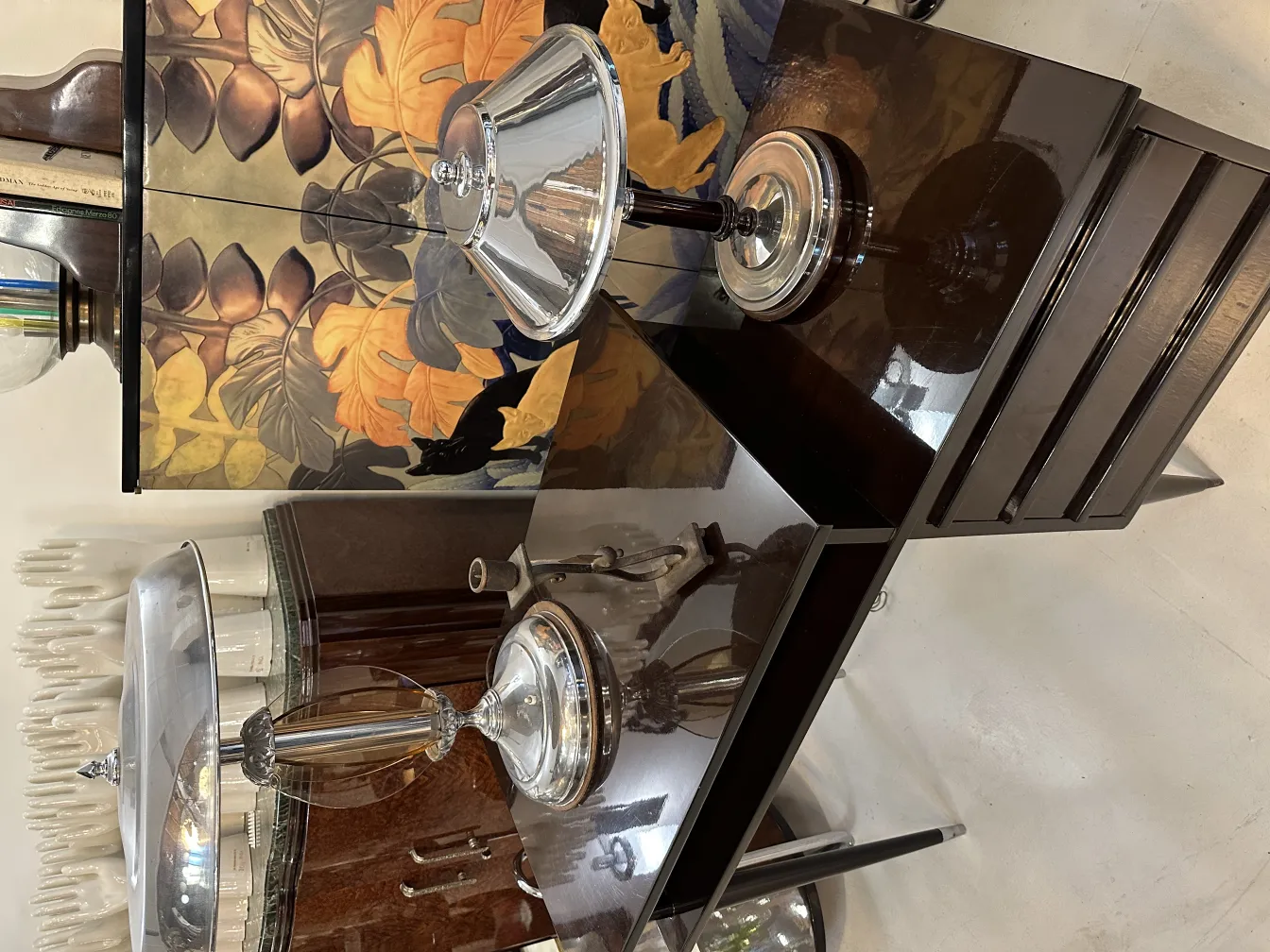 Grand candelabre ancien sur une table élégante avec d’autres objets décoratifs.