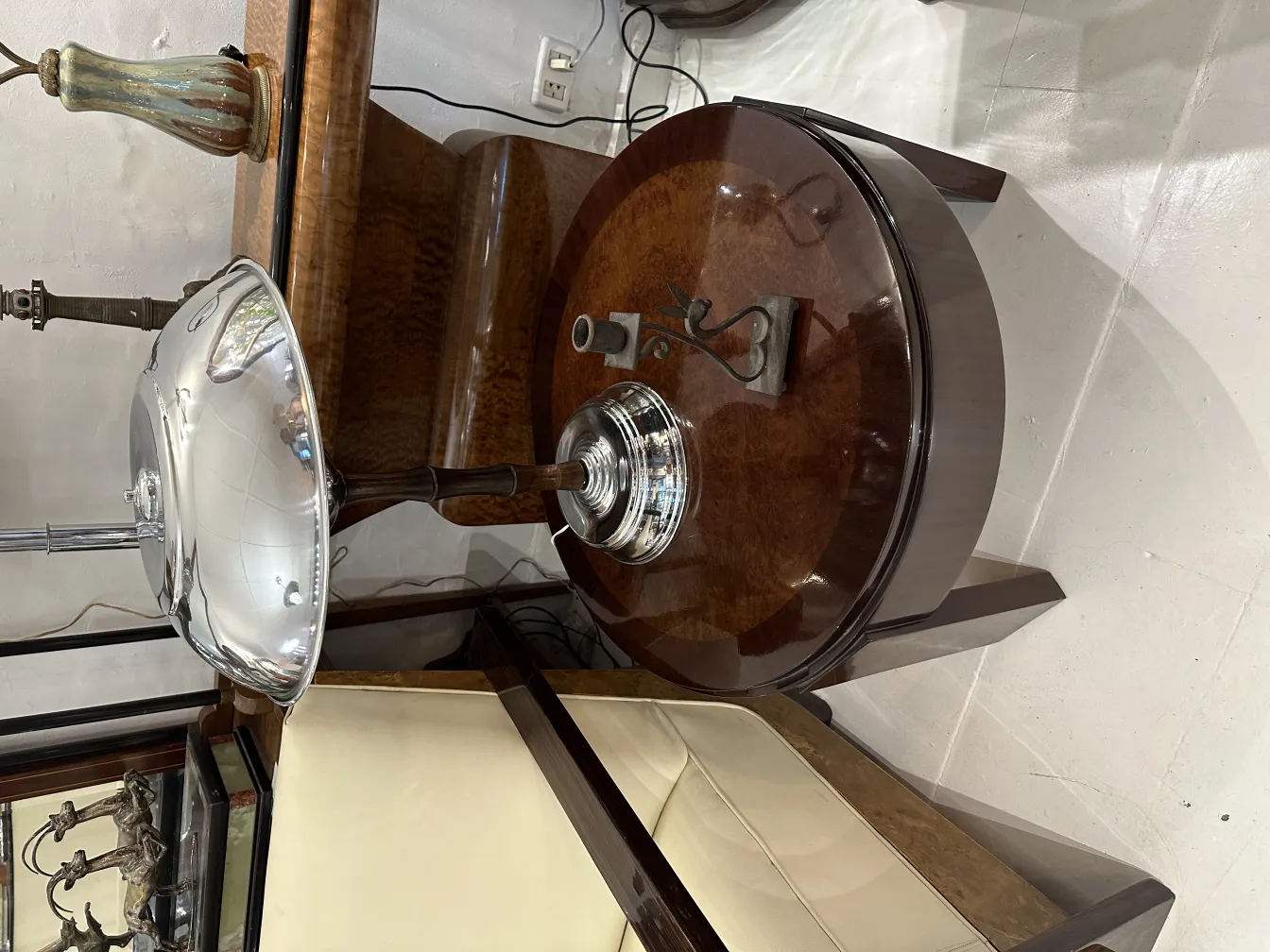 Candelabro antico con finitura lucida e design elegante in un ambiente accogliente.