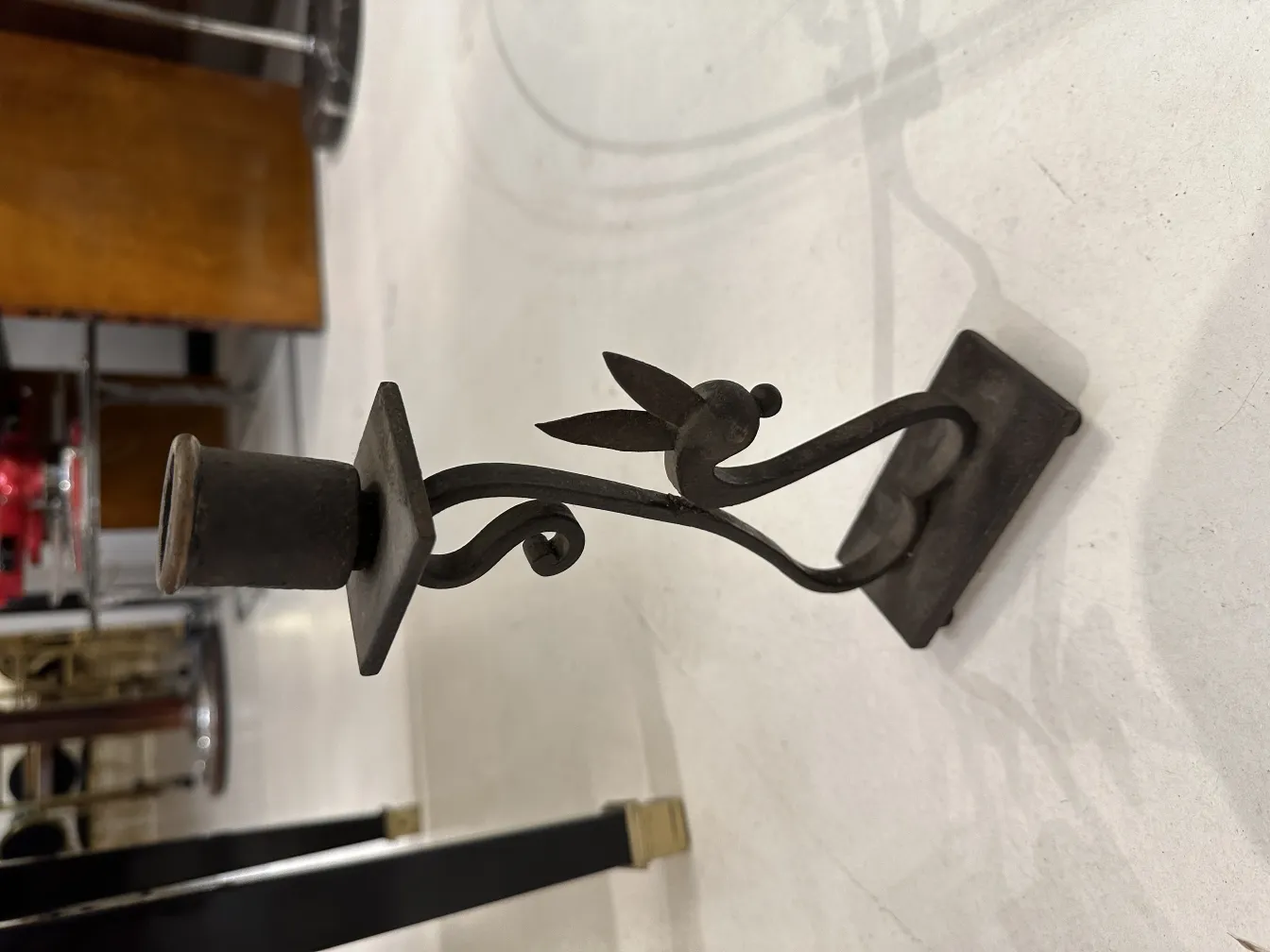 Candelabra purana, jo kalatmak design aur sundar aakar hai.