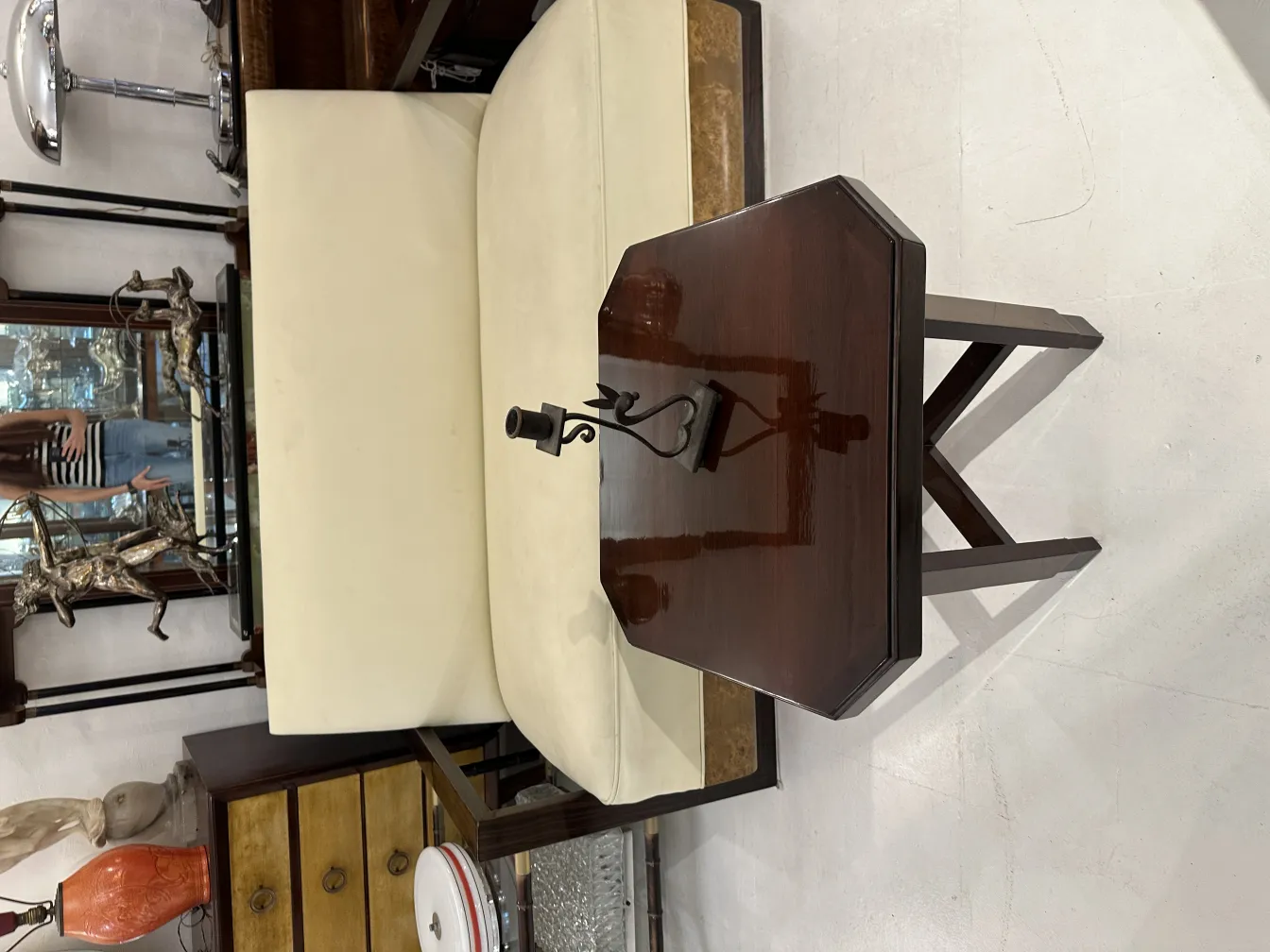 Candelabro antico con dettagli decorativi in un ambiente elegante.