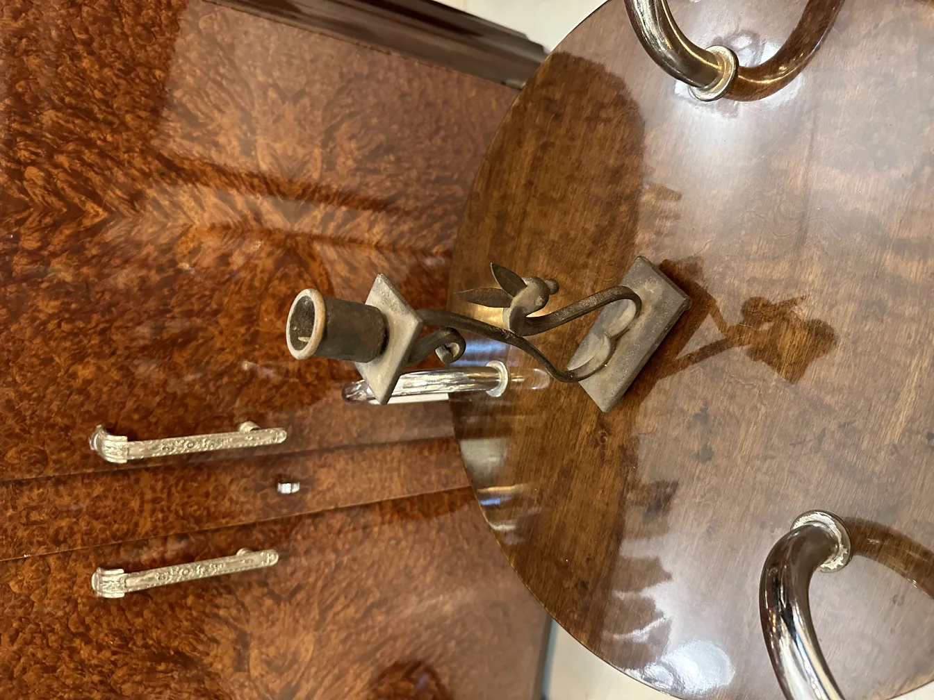 candelabro antico con dettagli eleganti su sfondo scuro