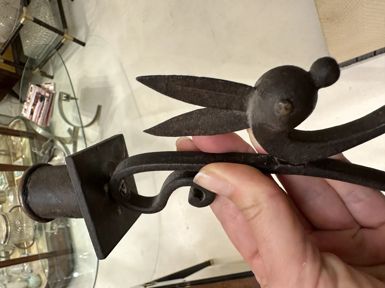 고전적인 촛대 - 우아한 환경에 놓인 독특한 장식 디자인.