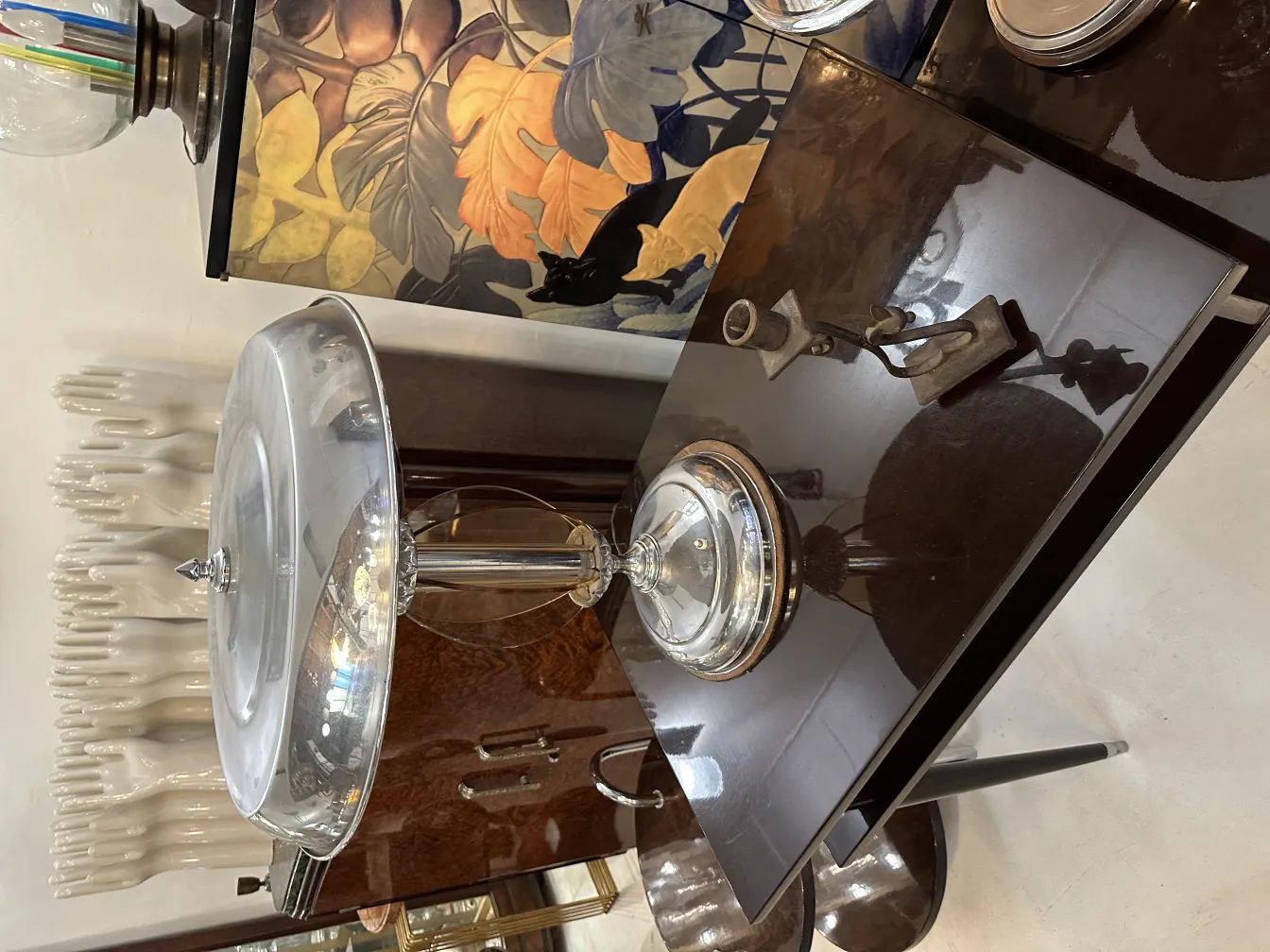 candelabre ancien décoratif dans un cadre élégant avec d'autres objets vintage