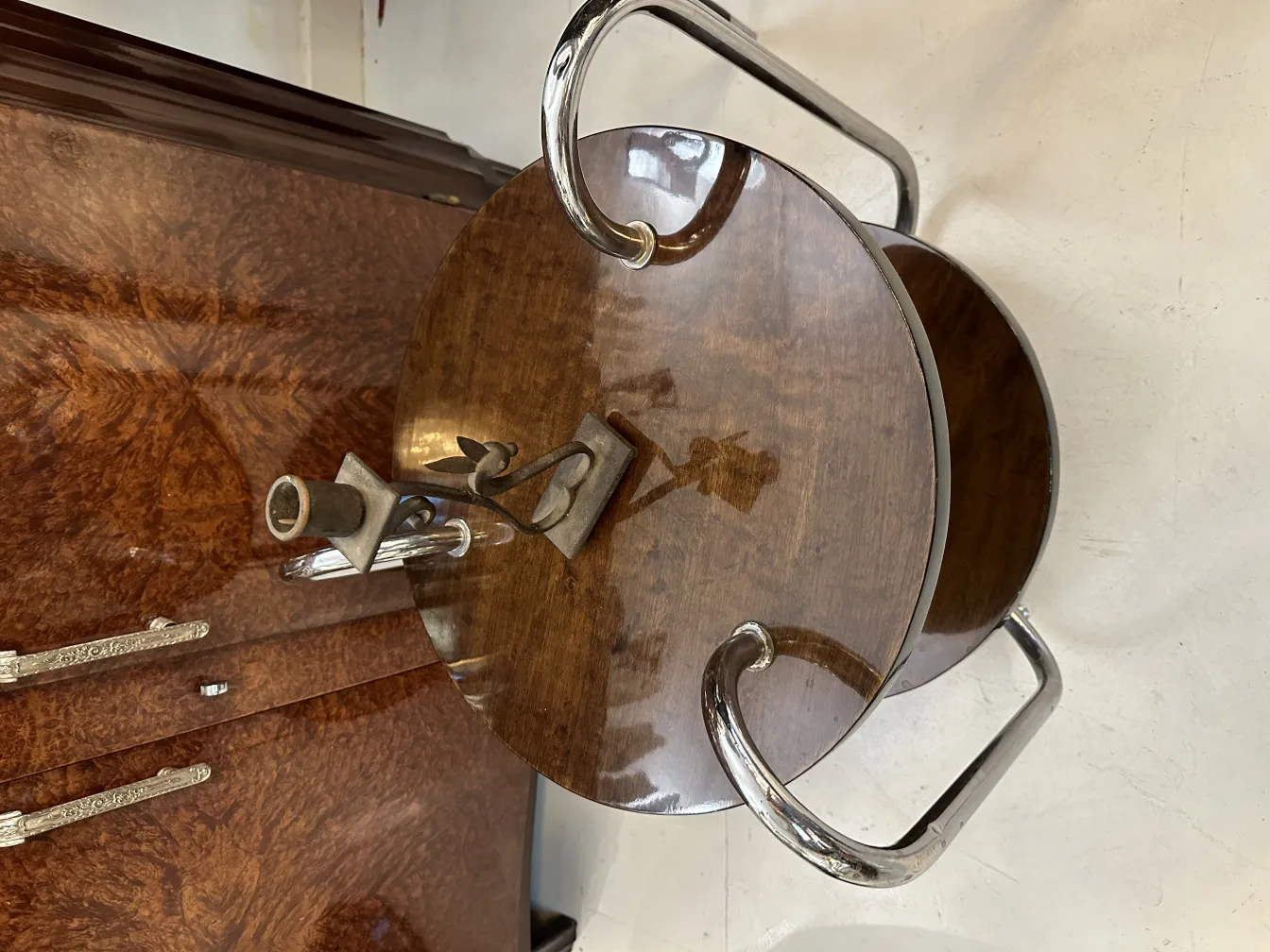 Элегантные антикварные канделябры на блестящей поверхности.