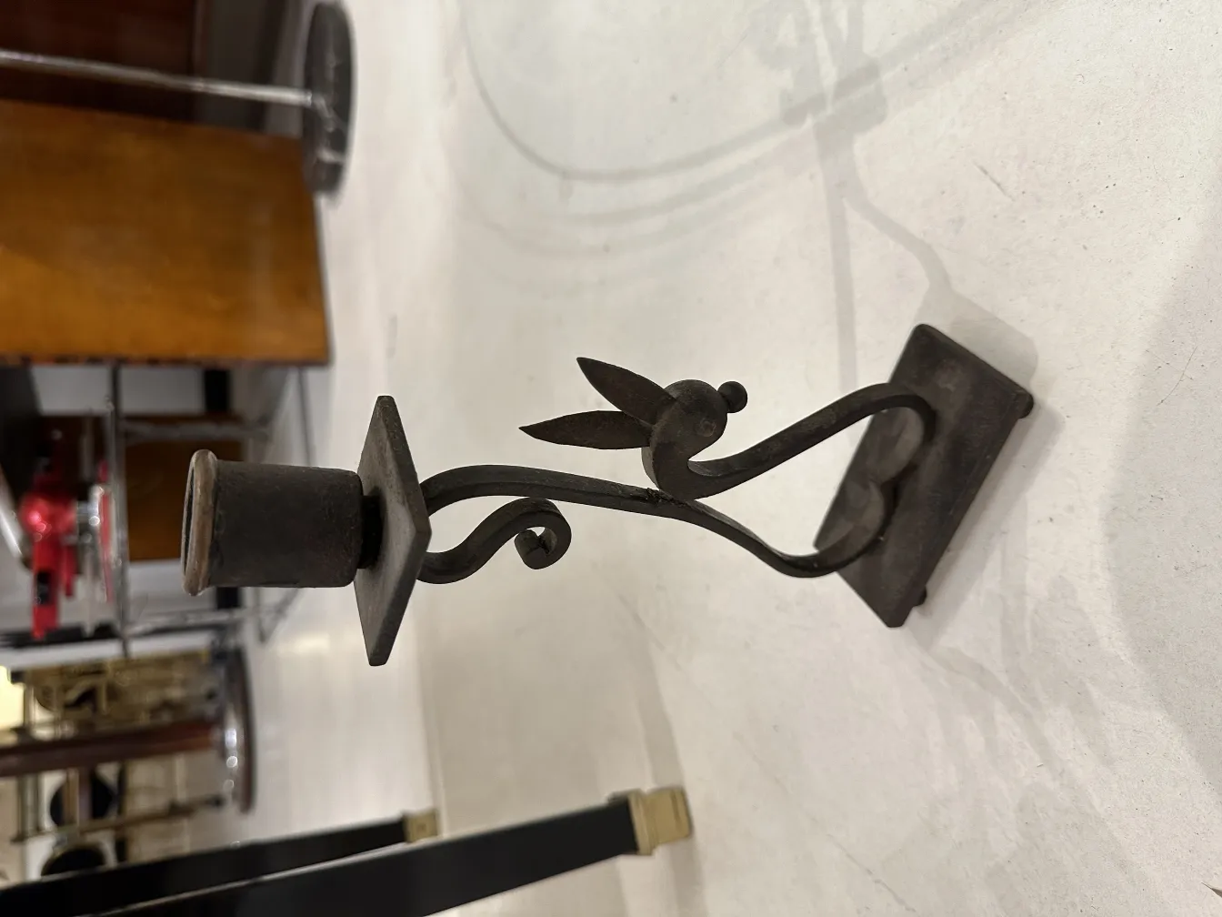 Candelabro antiguo con diseño decorativo en un ambiente clásico.