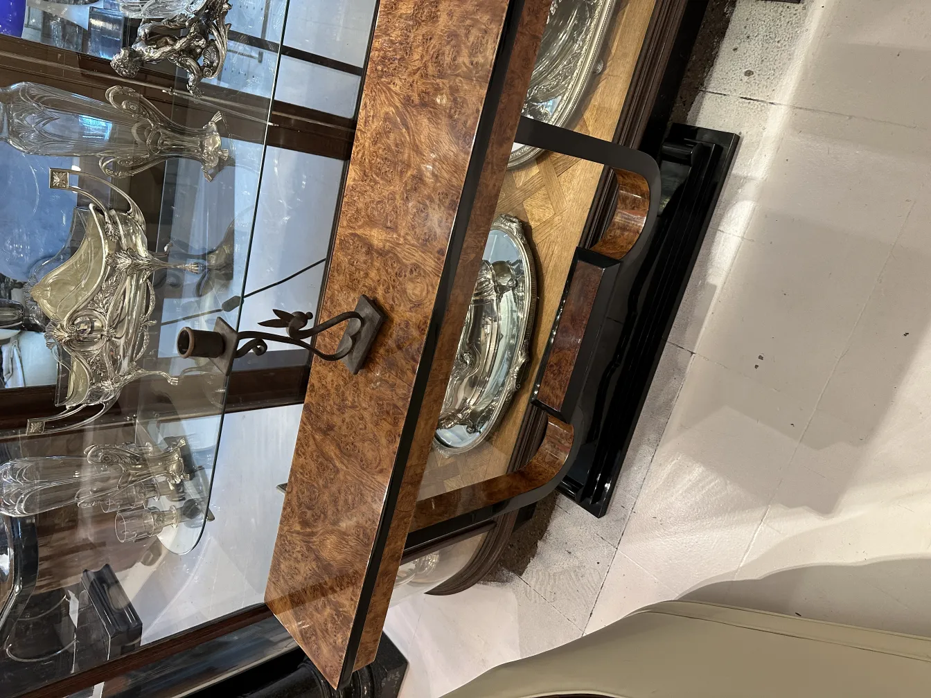 Castiçal antigo decorativo exibido com outros objetos