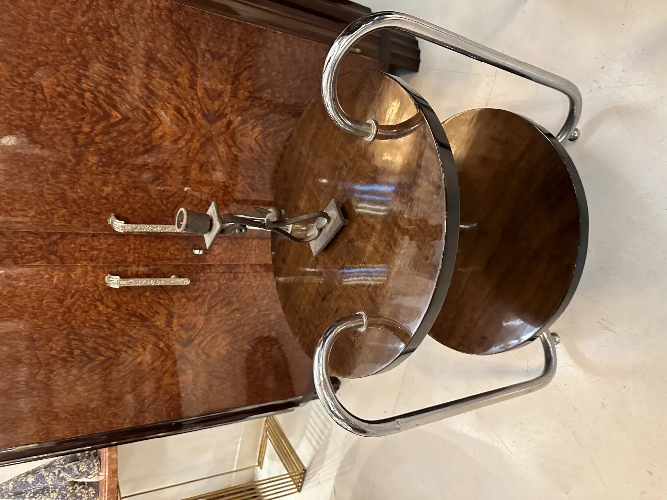 Candelabro antigo elegante com braços curvados e detalhes sofisticados