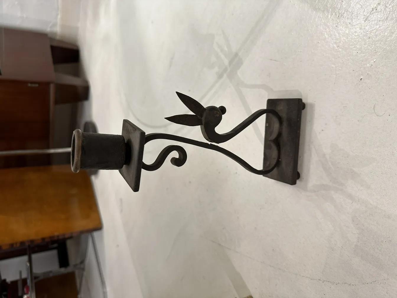 candelabre ancien avec forme décorative et détails élégants, dans un cadre sobre