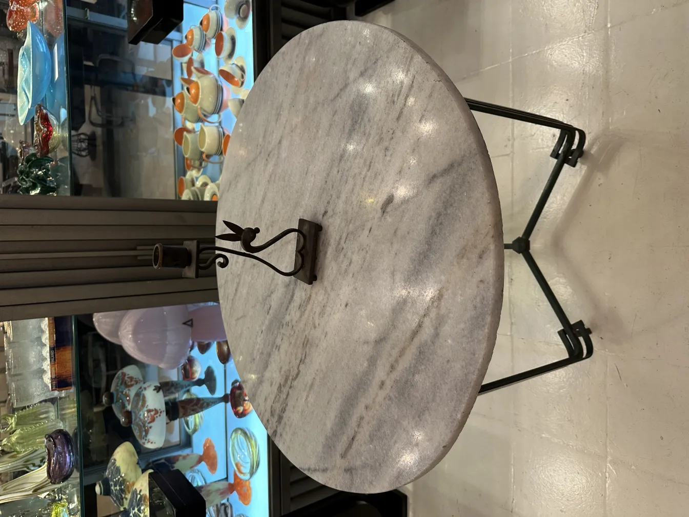 Antiker Kandelaber mit elegantem Design und Kerzen