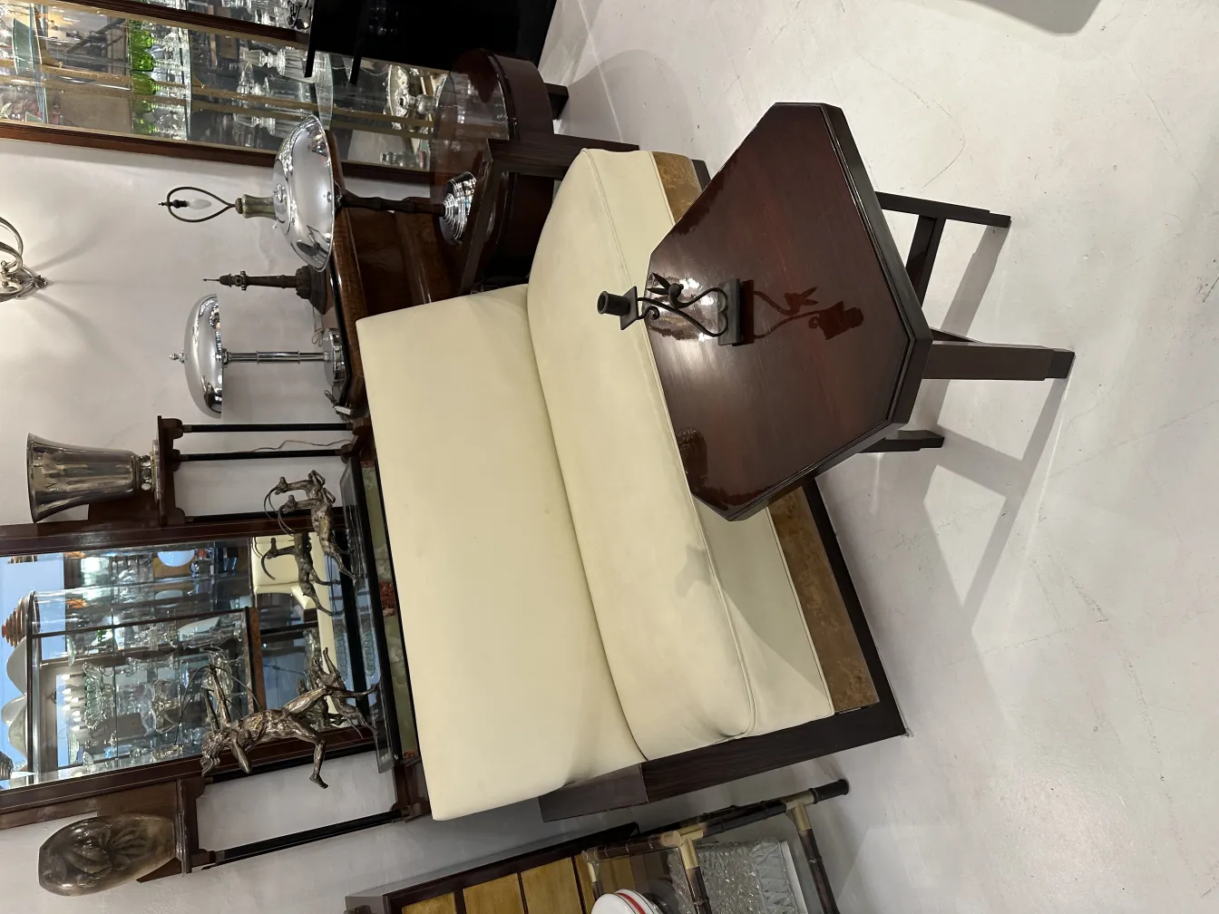 装饰精美的古典烛台，优雅环境