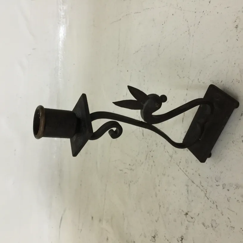 古老的烛台具有旋转曲线和坚固的底座