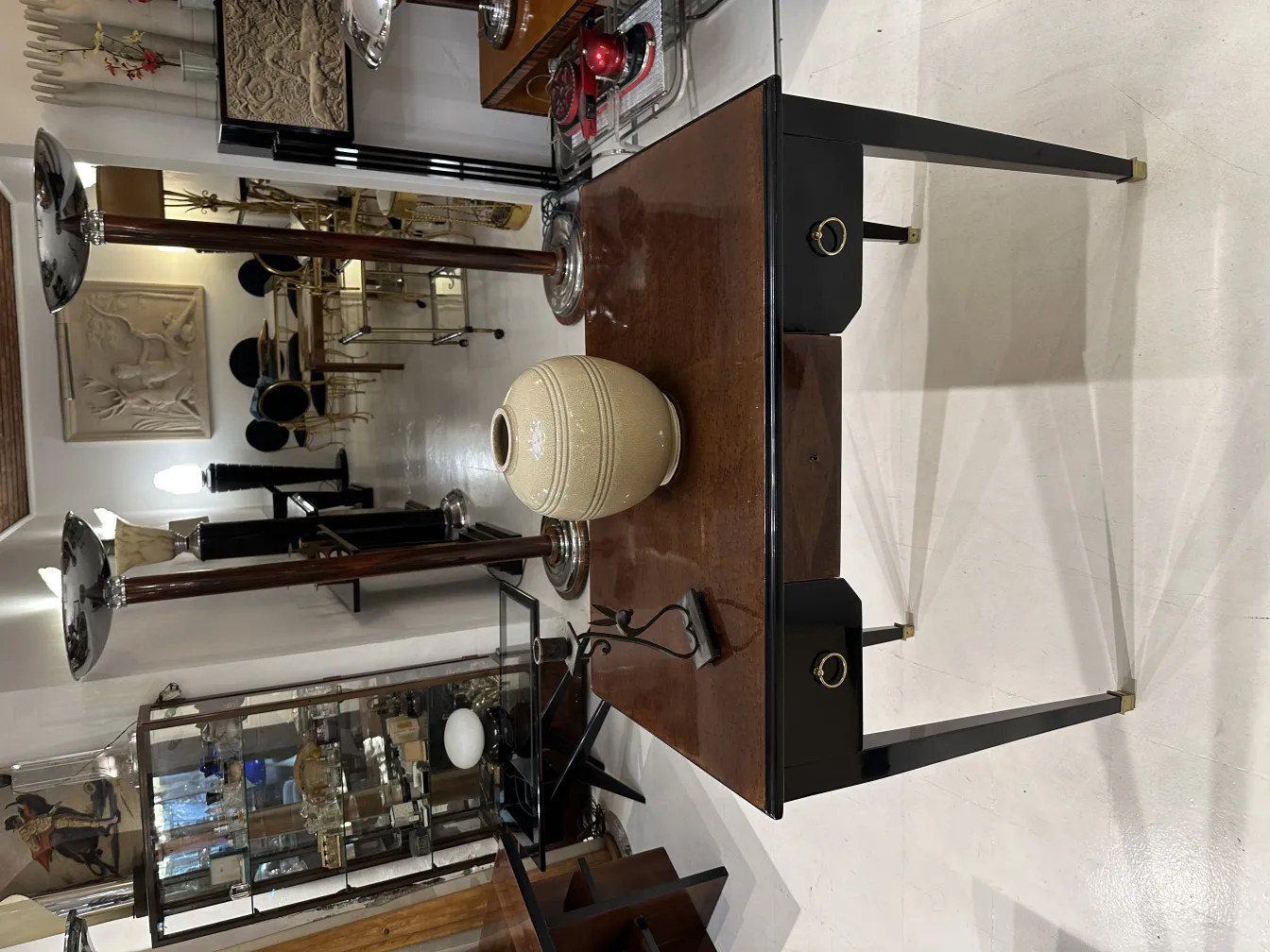 antiker Kandelaber, dekoriert mit eleganten Details in einem eleganten Umfeld