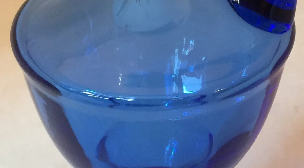 antigo jarro azul com forma redonda e pescoço