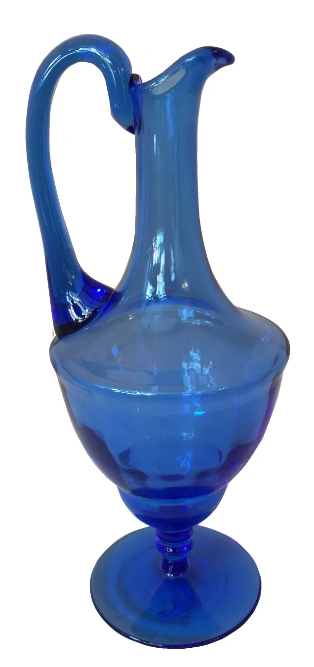 antigo jarro azul com design elegante e alça