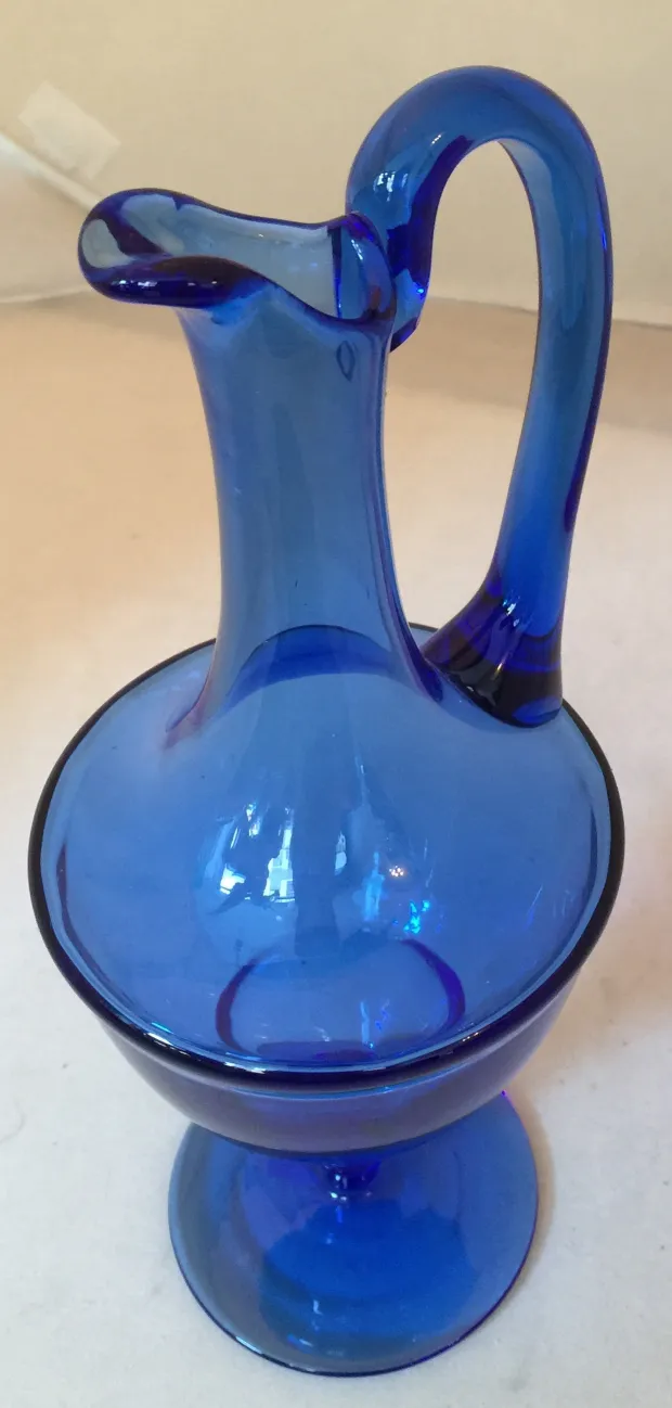 jarro antigo em vidro azul com alça elegante