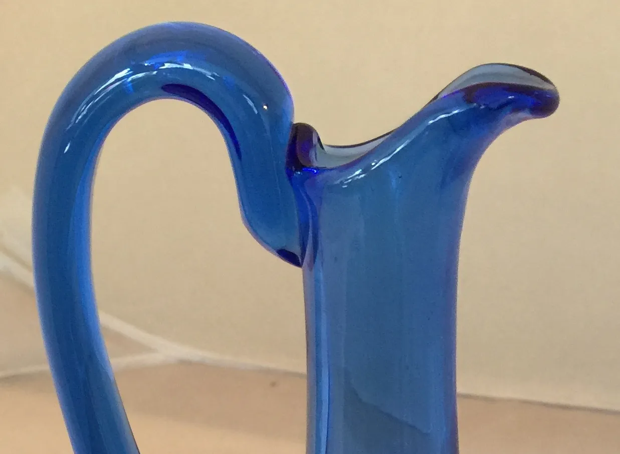 pichet ancien en verre bleu au design élégant