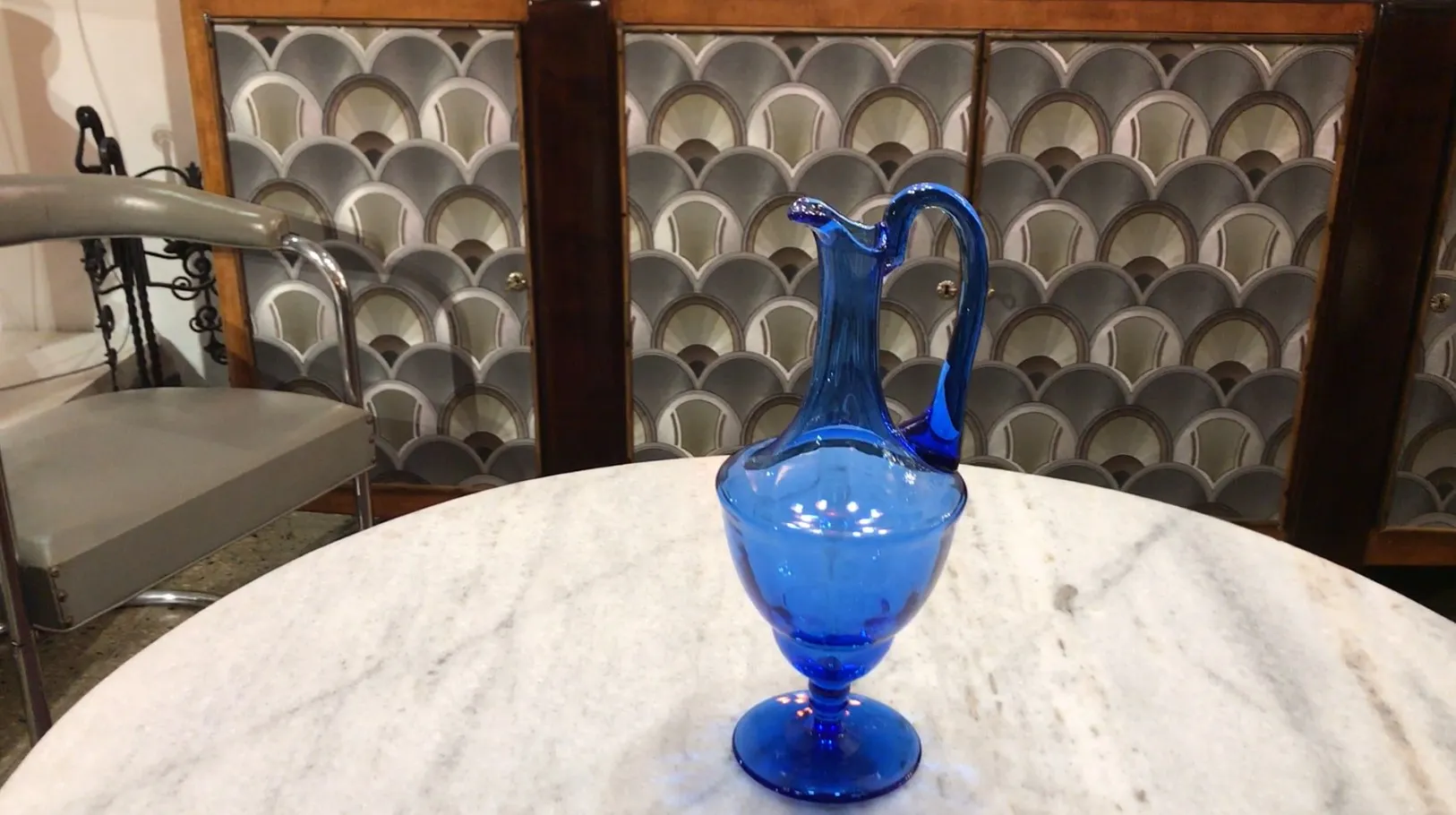 pichet ancien en verre bleu sur une table