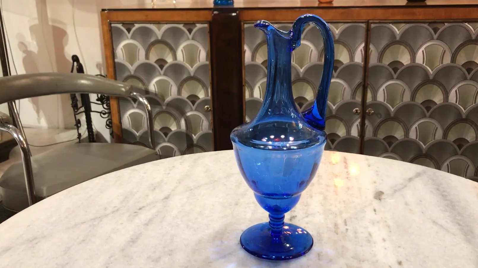 jarro antigo azul em mesa de mármore