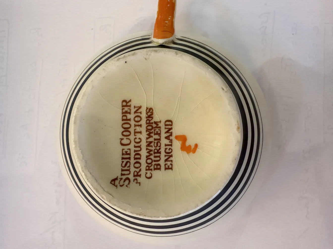 antiguo juego de té con diseño clásico, decorado con líneas