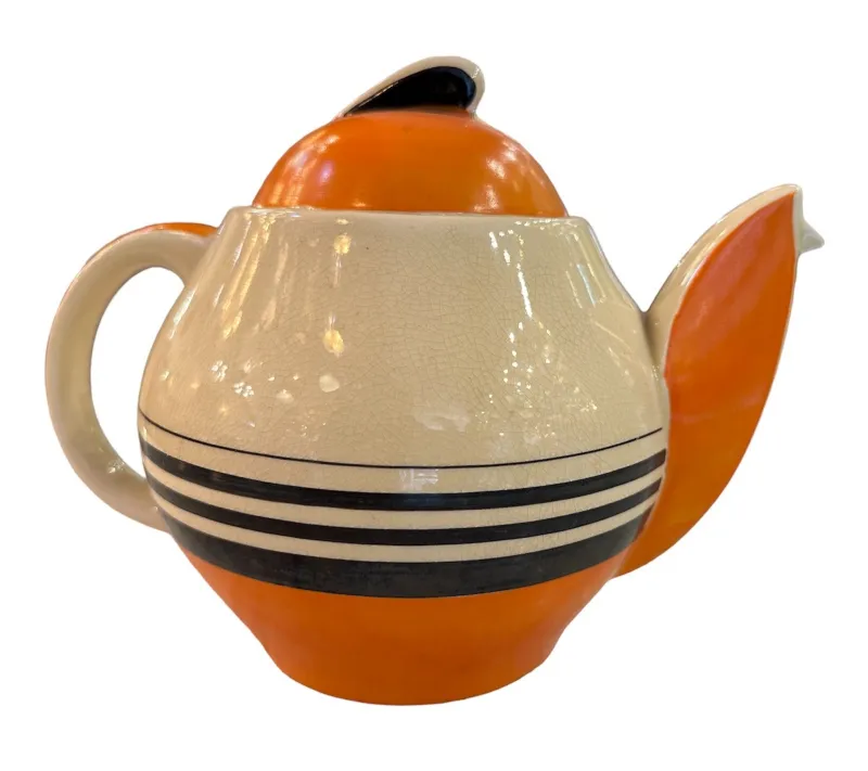 Ancien service à thé avec design coloré et détails frappants