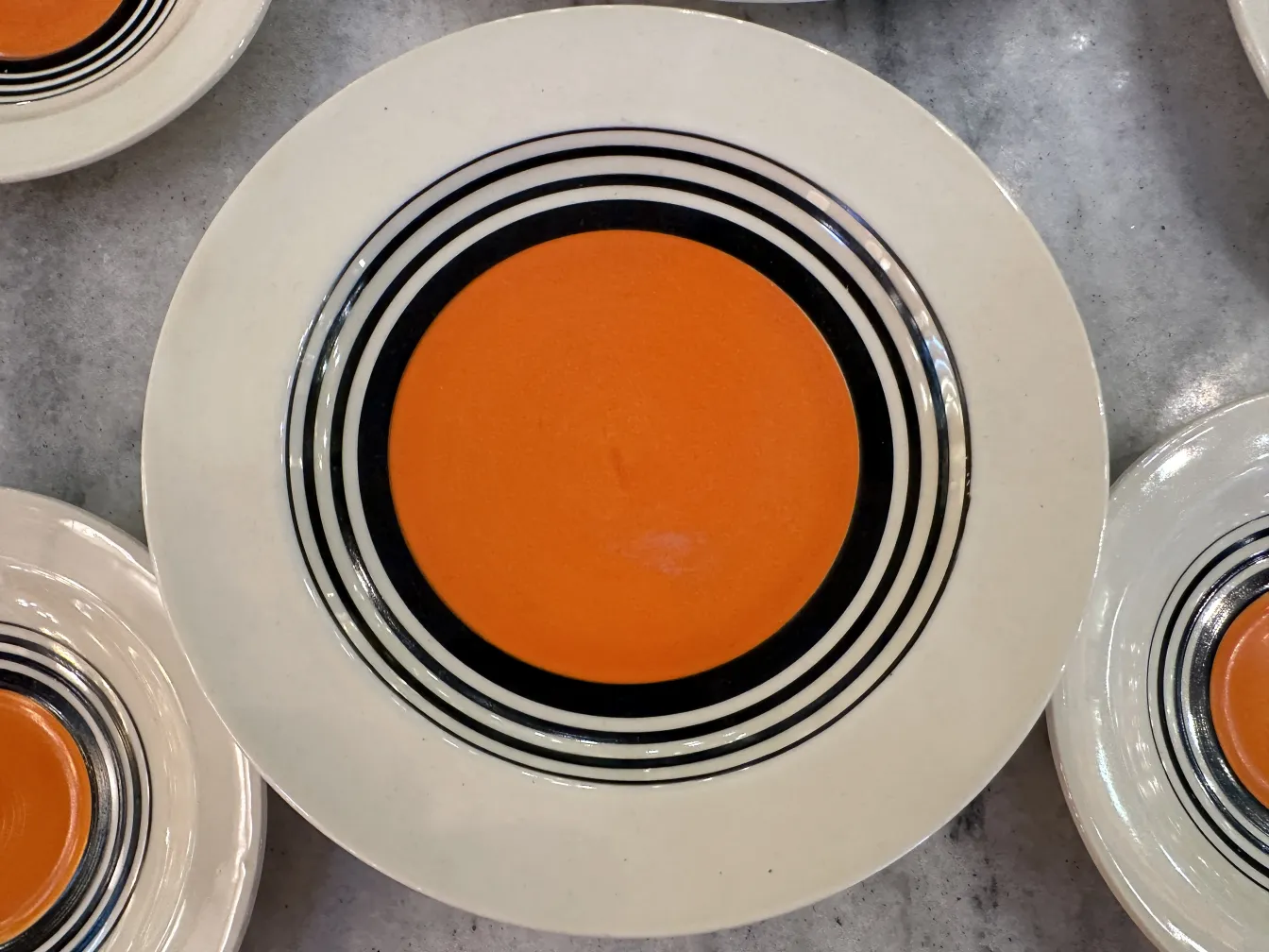 service à thé antique avec assiettes colorées en cercle