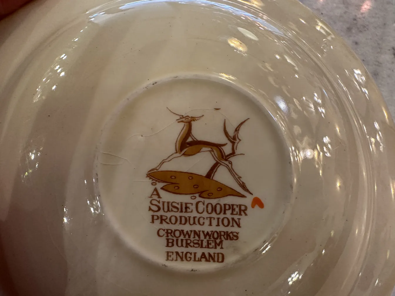 антикварный чайный набор с элегантной маркировкой.