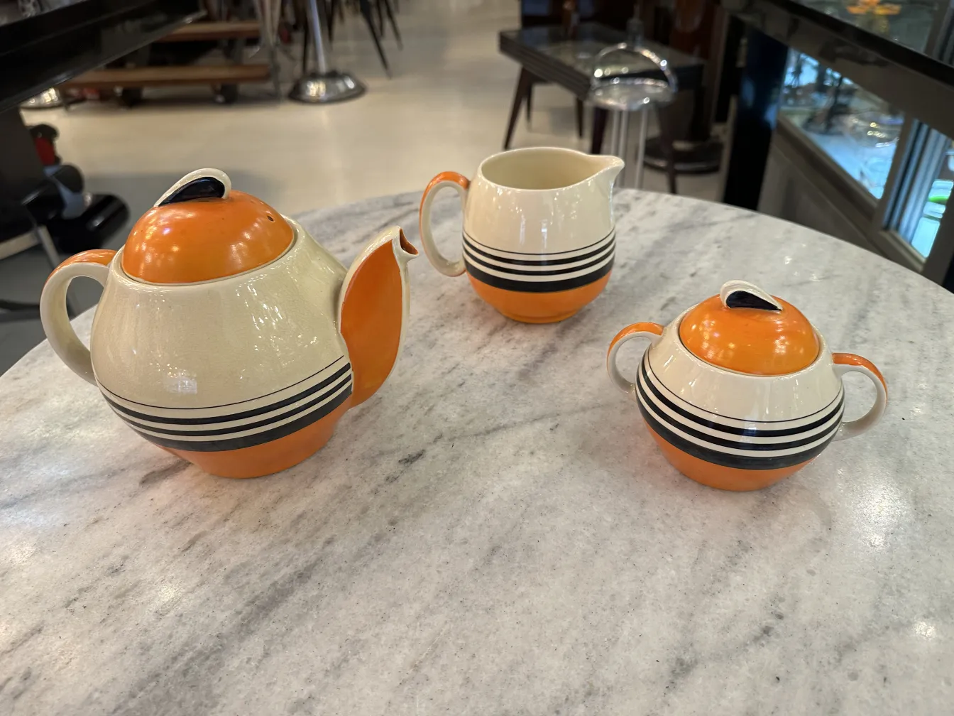 antiguo juego de té con diseño retro en naranja y negro