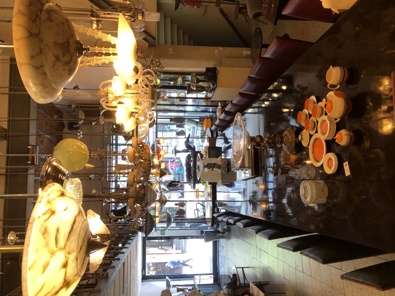 Service à thé ancien avec des couleurs vives et des assiettes décoratives.