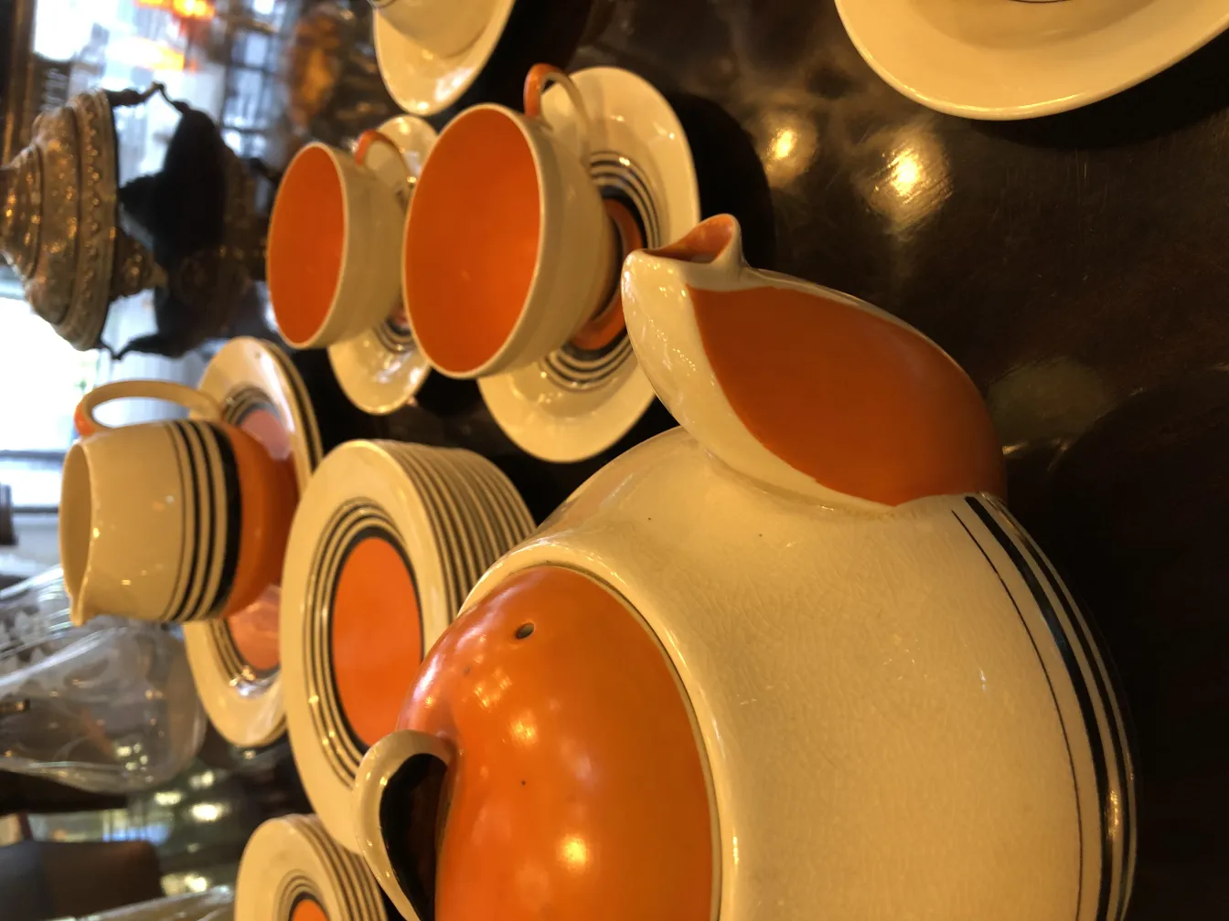 antiguo juego de té con tazas y platos de color naranja