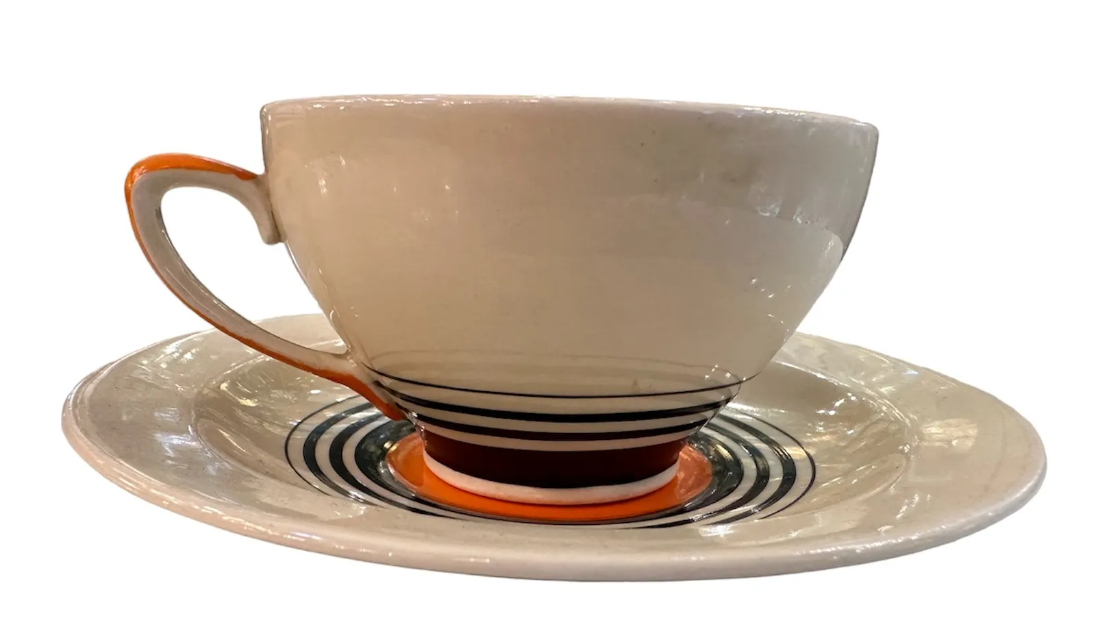 Antiguo juego de té con tazón blanco y platos con diseño de rayas.