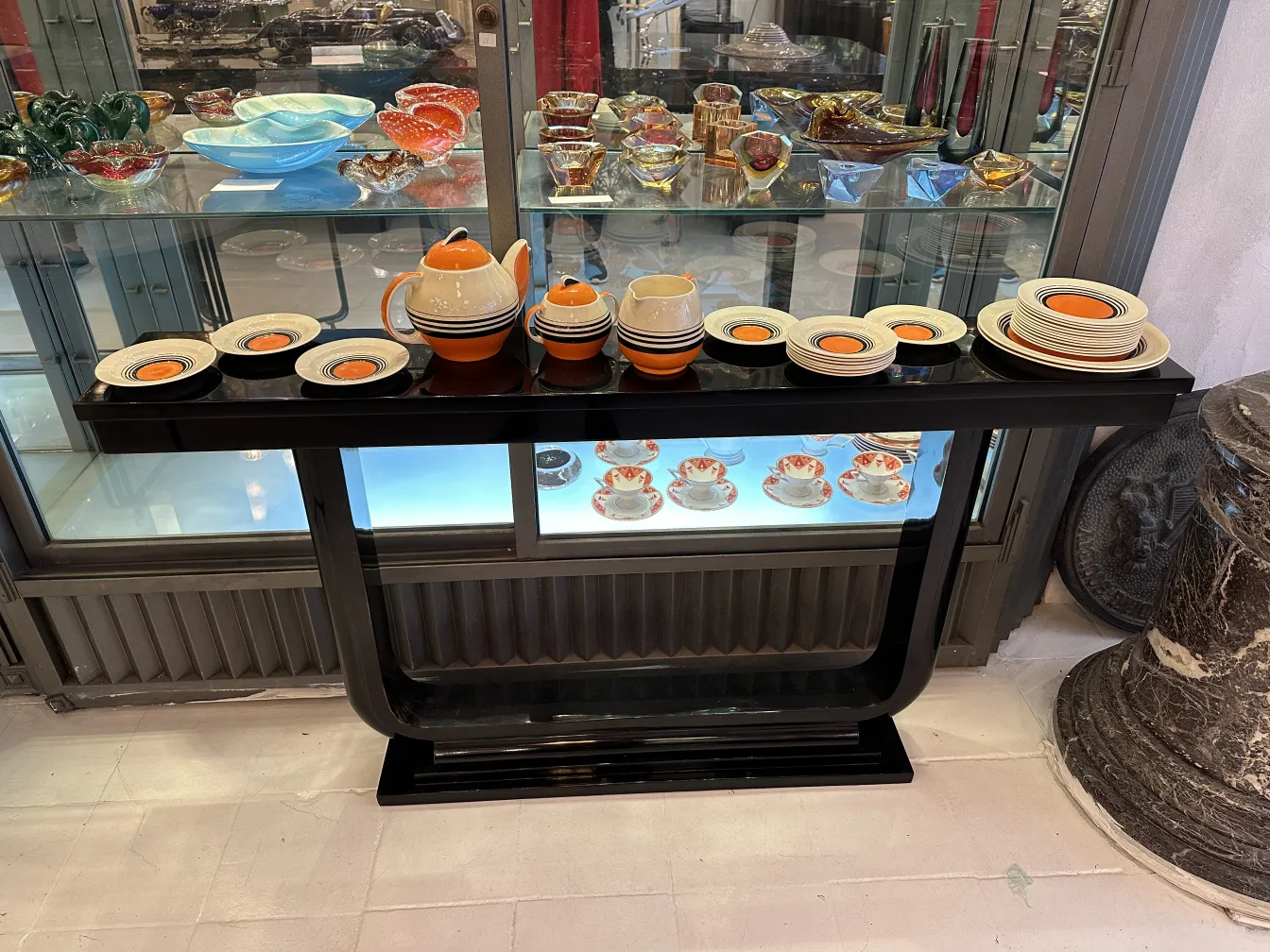 Buntes antikes Tee-Set mit Tassen und Tellern in einer eleganten Umgebung