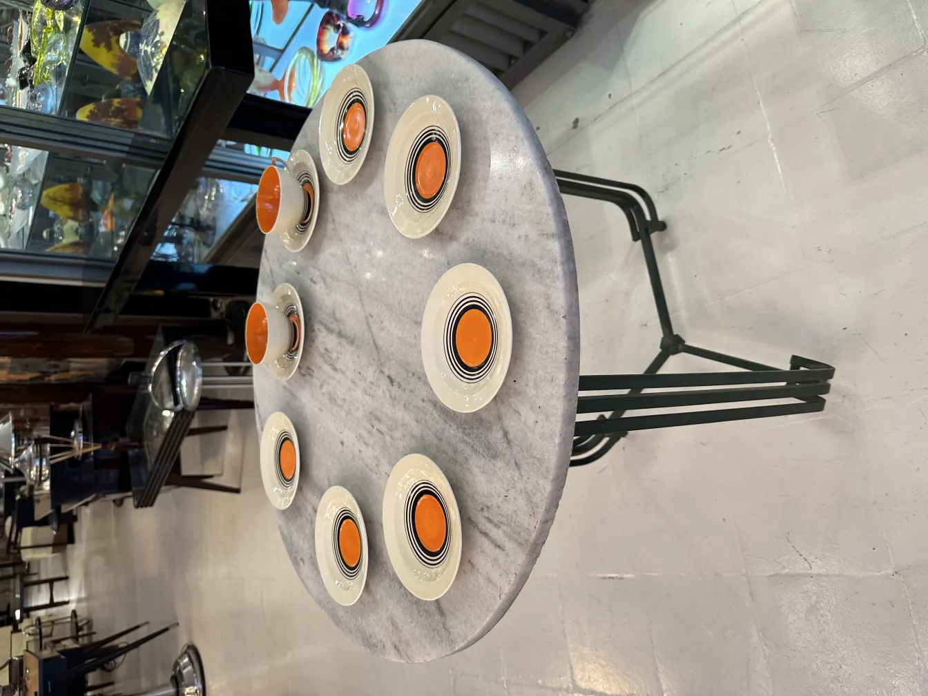 juego de té antiguo con tazas y platos coloridos en mesa