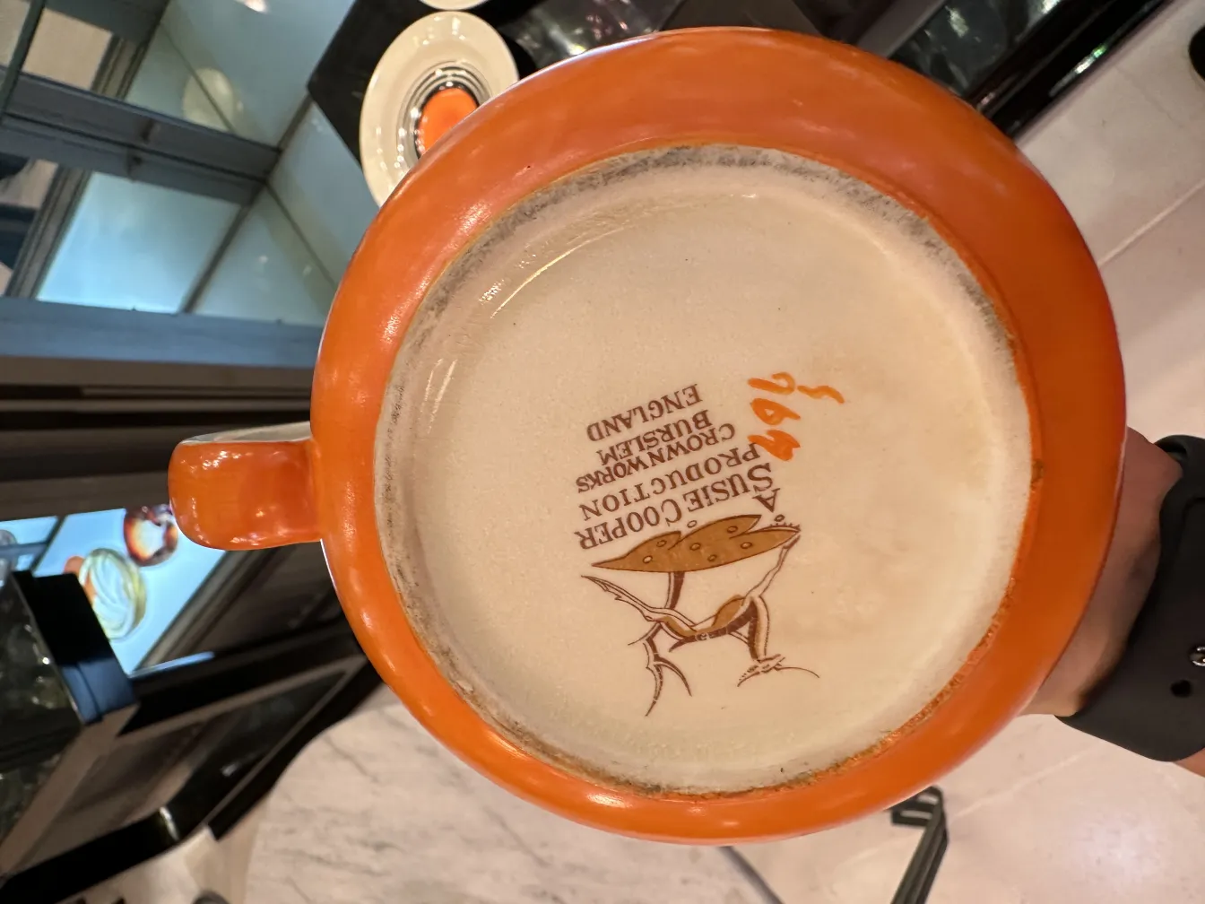 set da tè antico con tazza arancione e piatto bianco, ambiente elegante