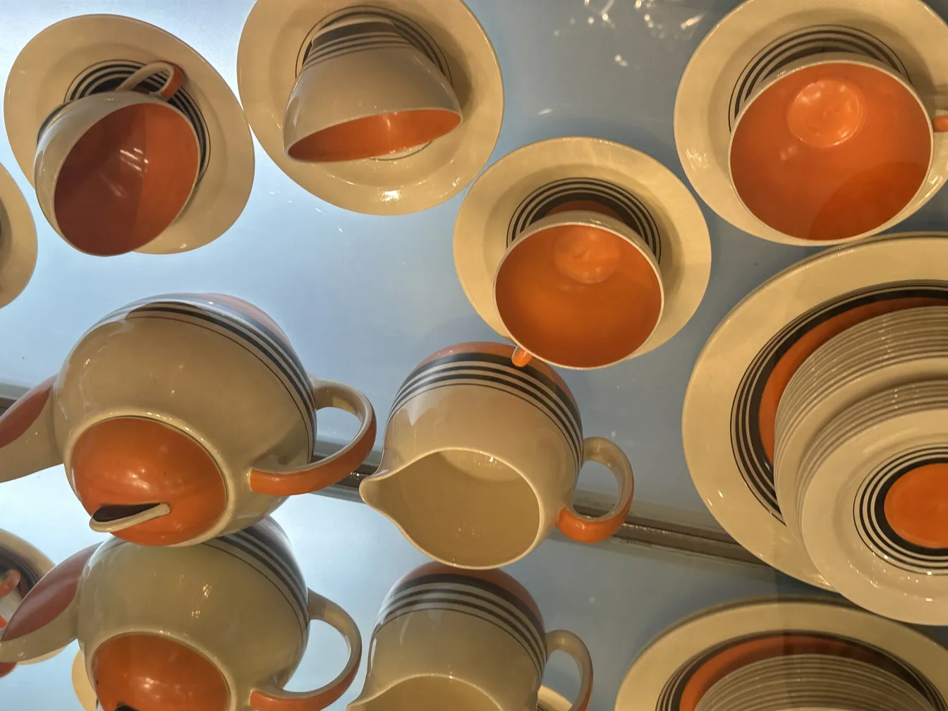 Conjunto de chá antigo com xícaras e pires em cores suaves, design retro elegante