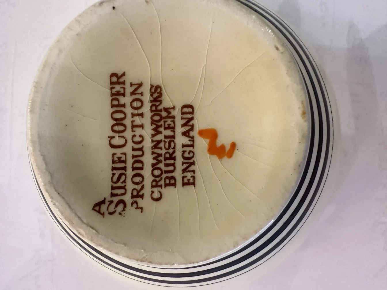 service à thé ancien avec fond blanc, montrant le bas d'une tasse