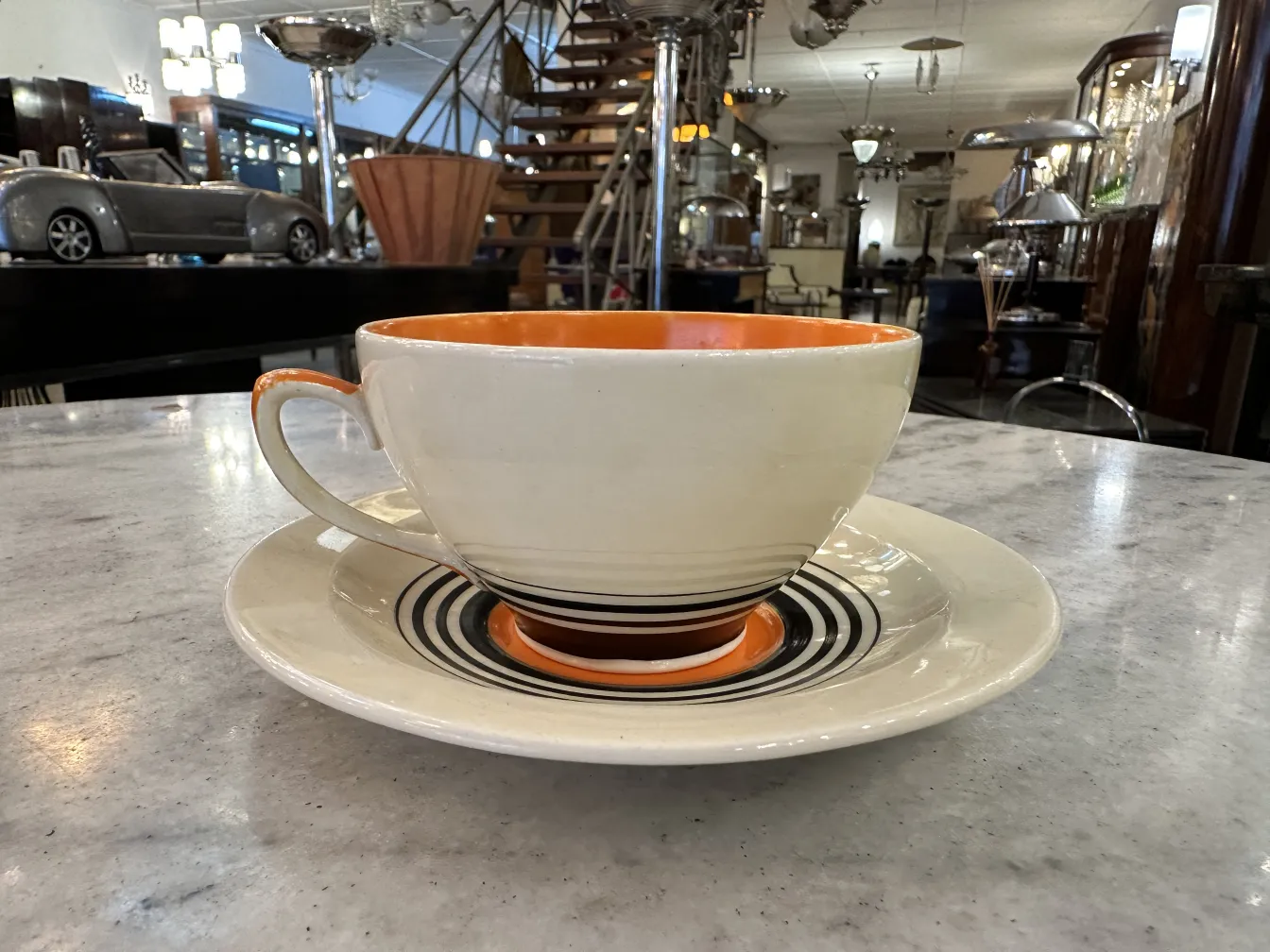 Tasse und Untertasse aus dem alten Teeset mit modernem Dekor