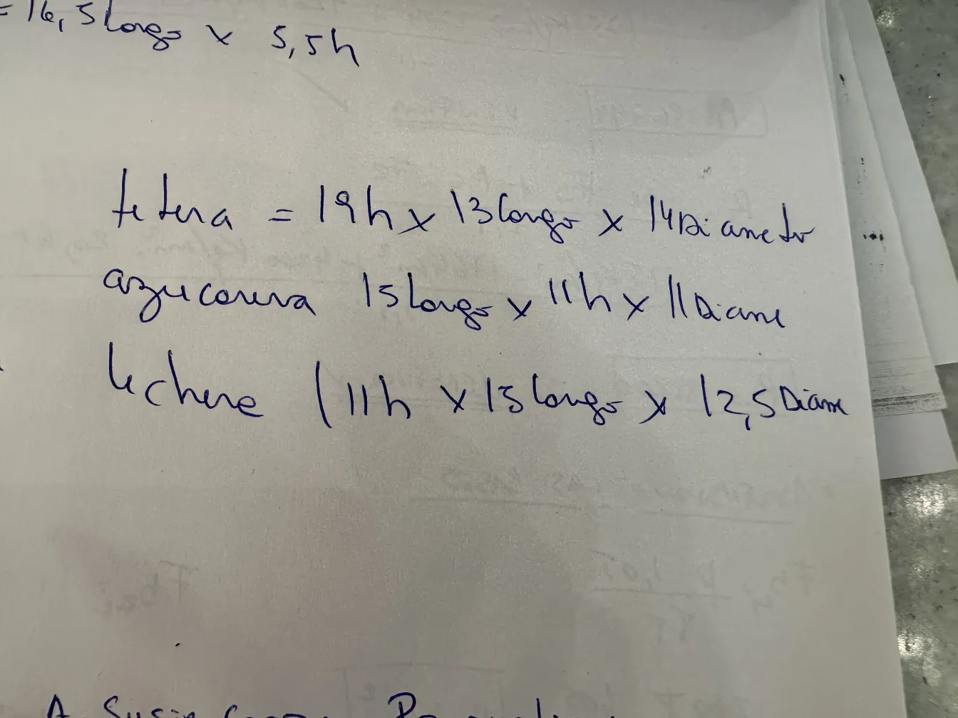 set da tè antico con decorazioni floreali e design elegante