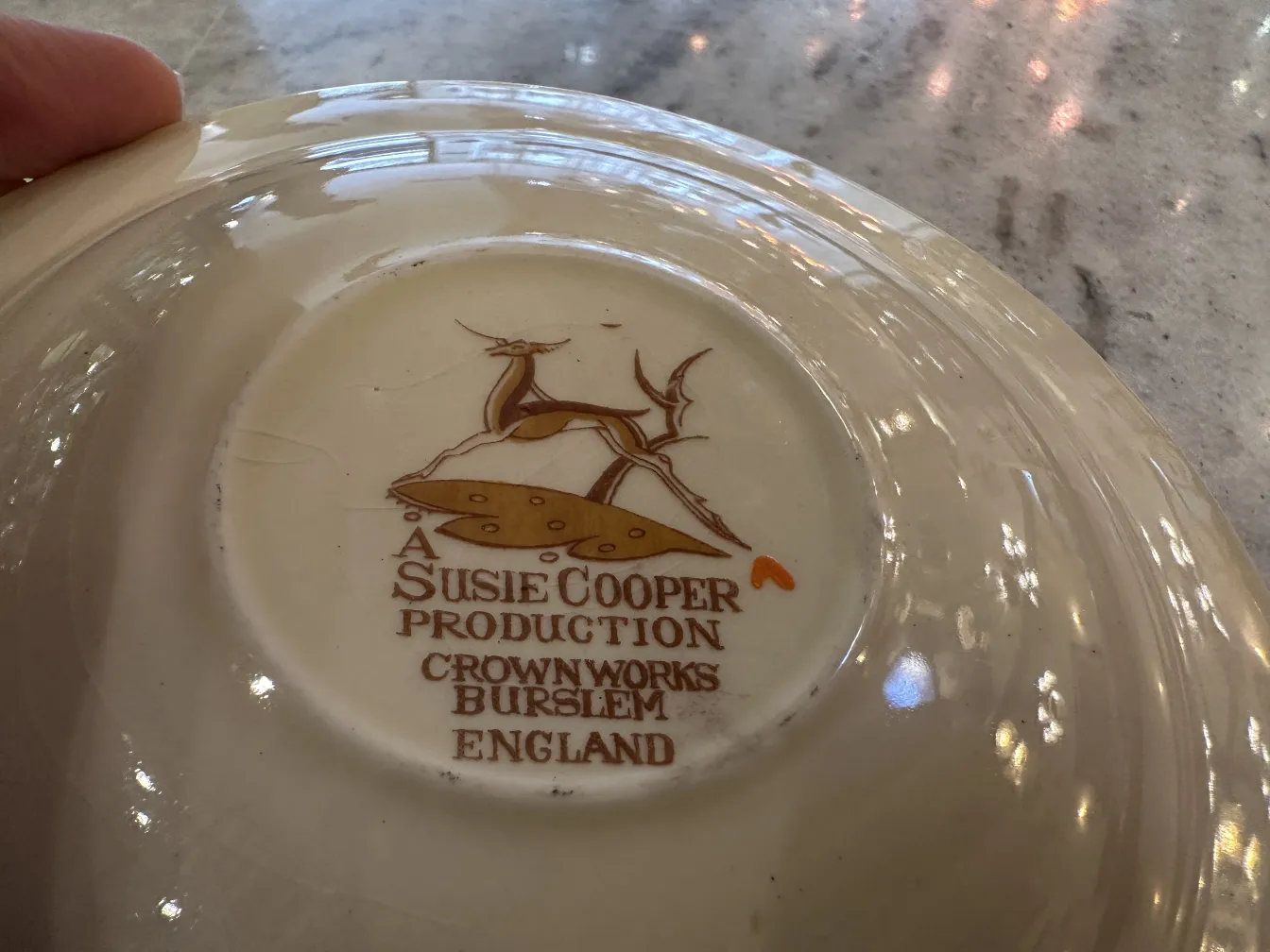 Juego de té antiguo con detalles ornamentales y decoración distintiva sobre fondo claro.