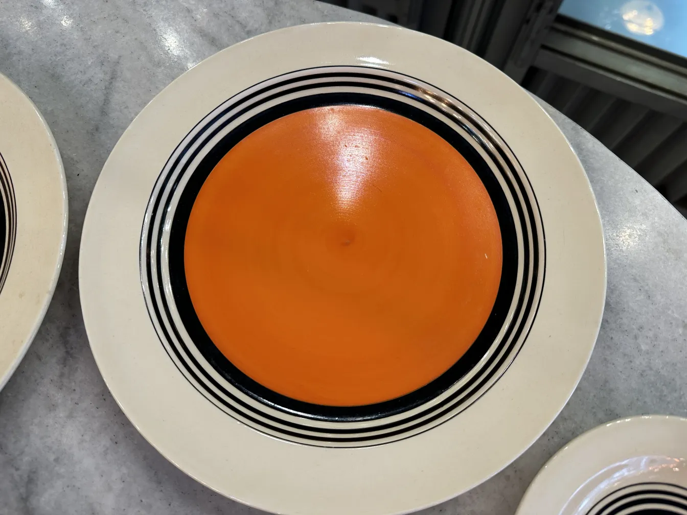 service à thé ancien avec des couleurs vibrantes