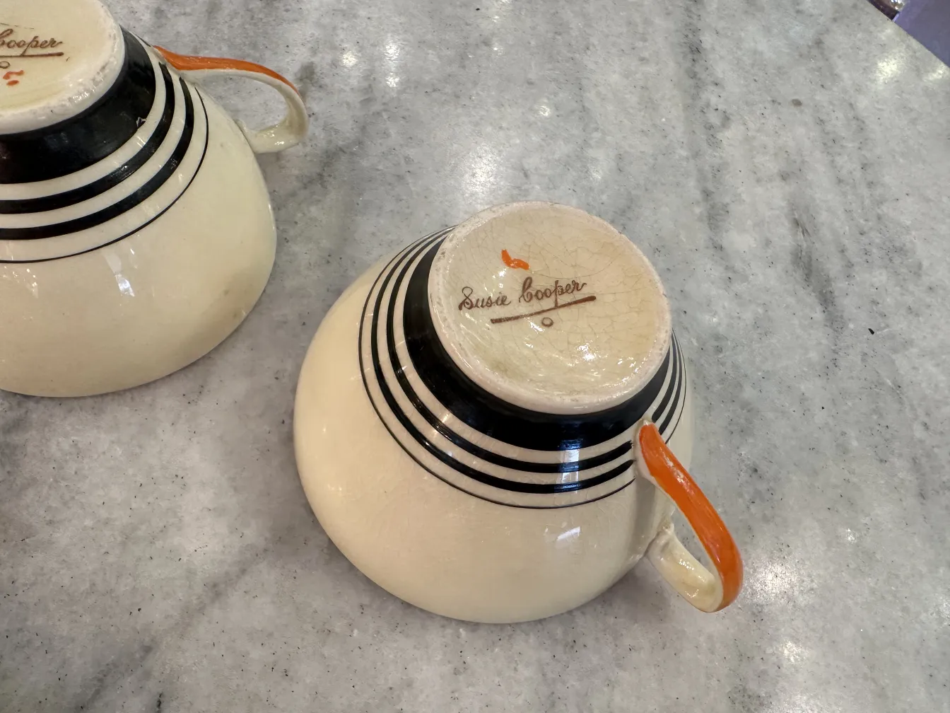 Service à thé ancien avec décoration en rayures noires et orange.