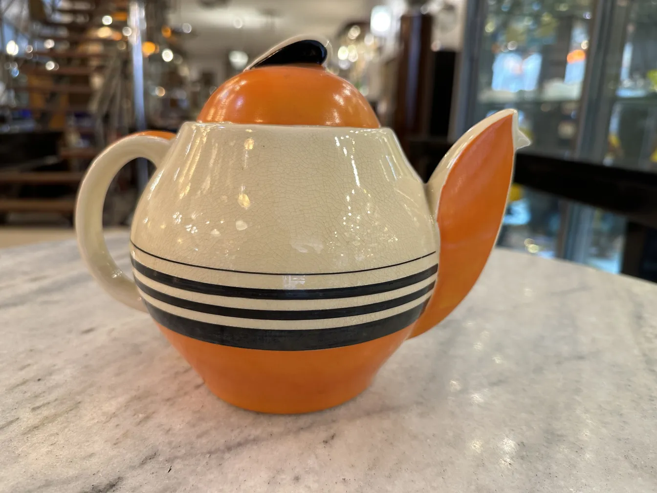 古老茶具色彩丰富，设计独特。