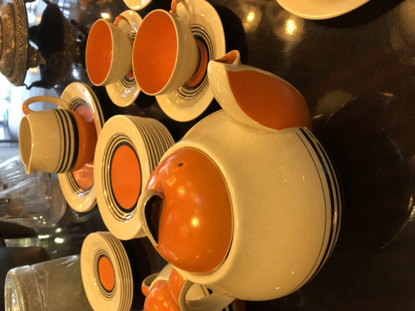 प्राचीन चाय का सेट जिसमें रंगीन कप और प्लेटें हैं, आरामदायक वातावरण