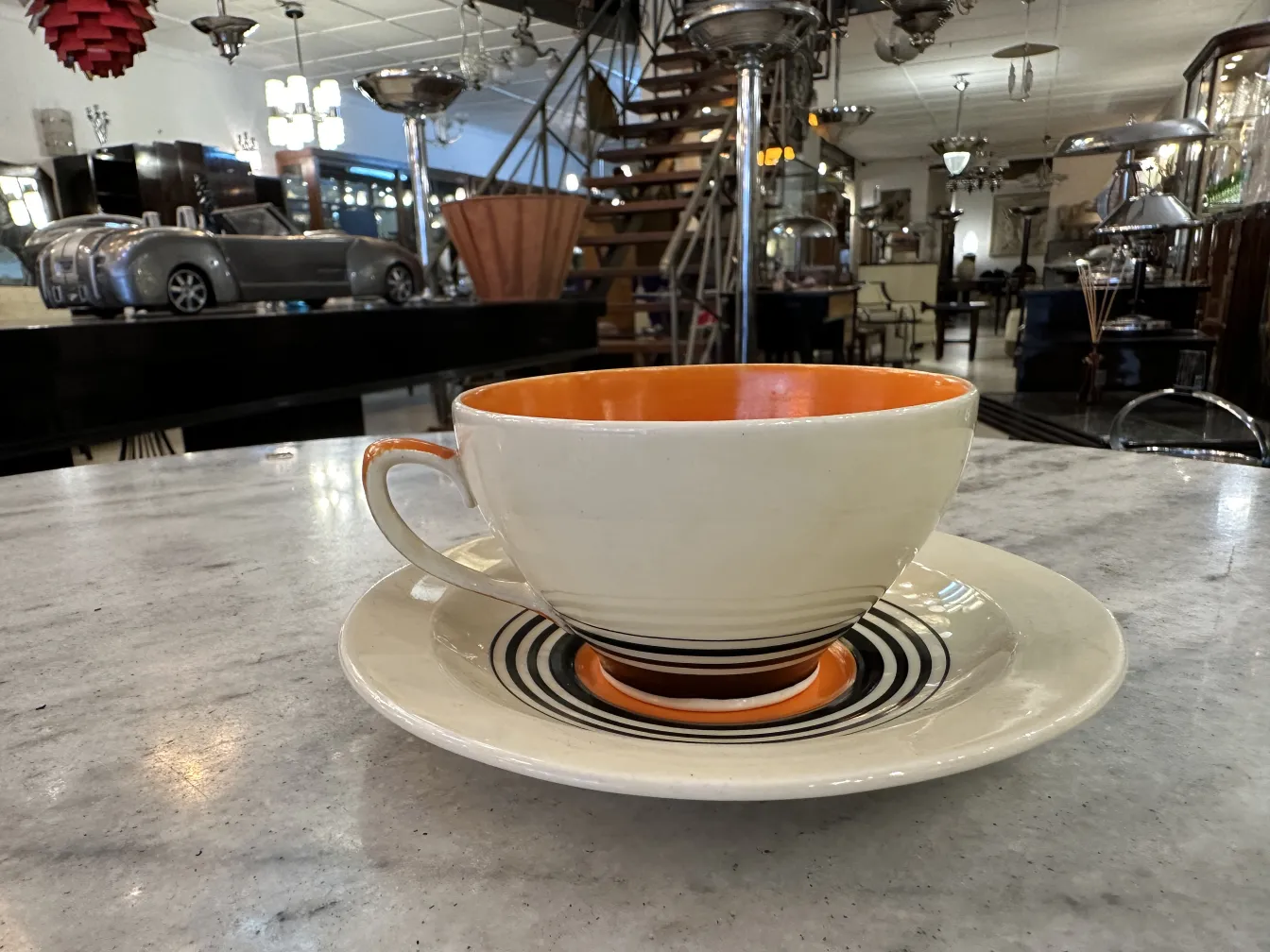 große Tasse mit Untertasse in antikem Ambiente