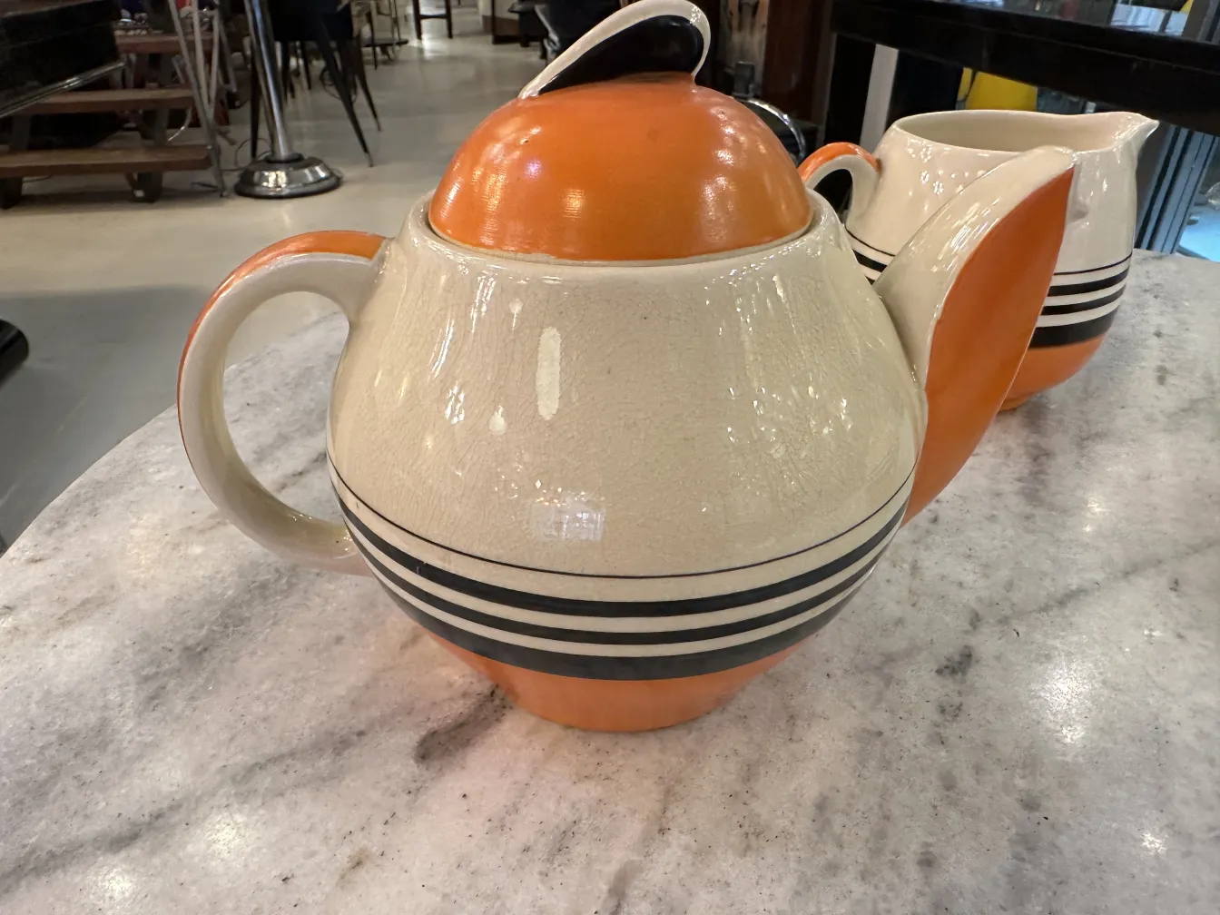 juego de té antiguo con colores vivos y rayas