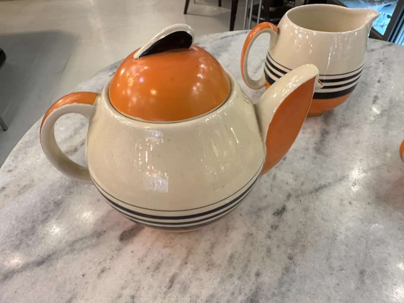 service à thé ancien avec théière et crémier, couleurs vives