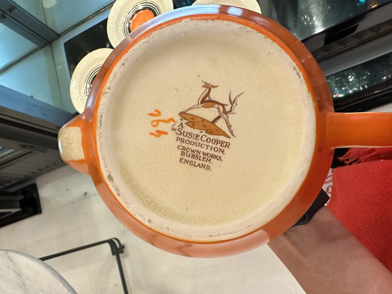 古いカラフルなティーセット、クラシックな陶器