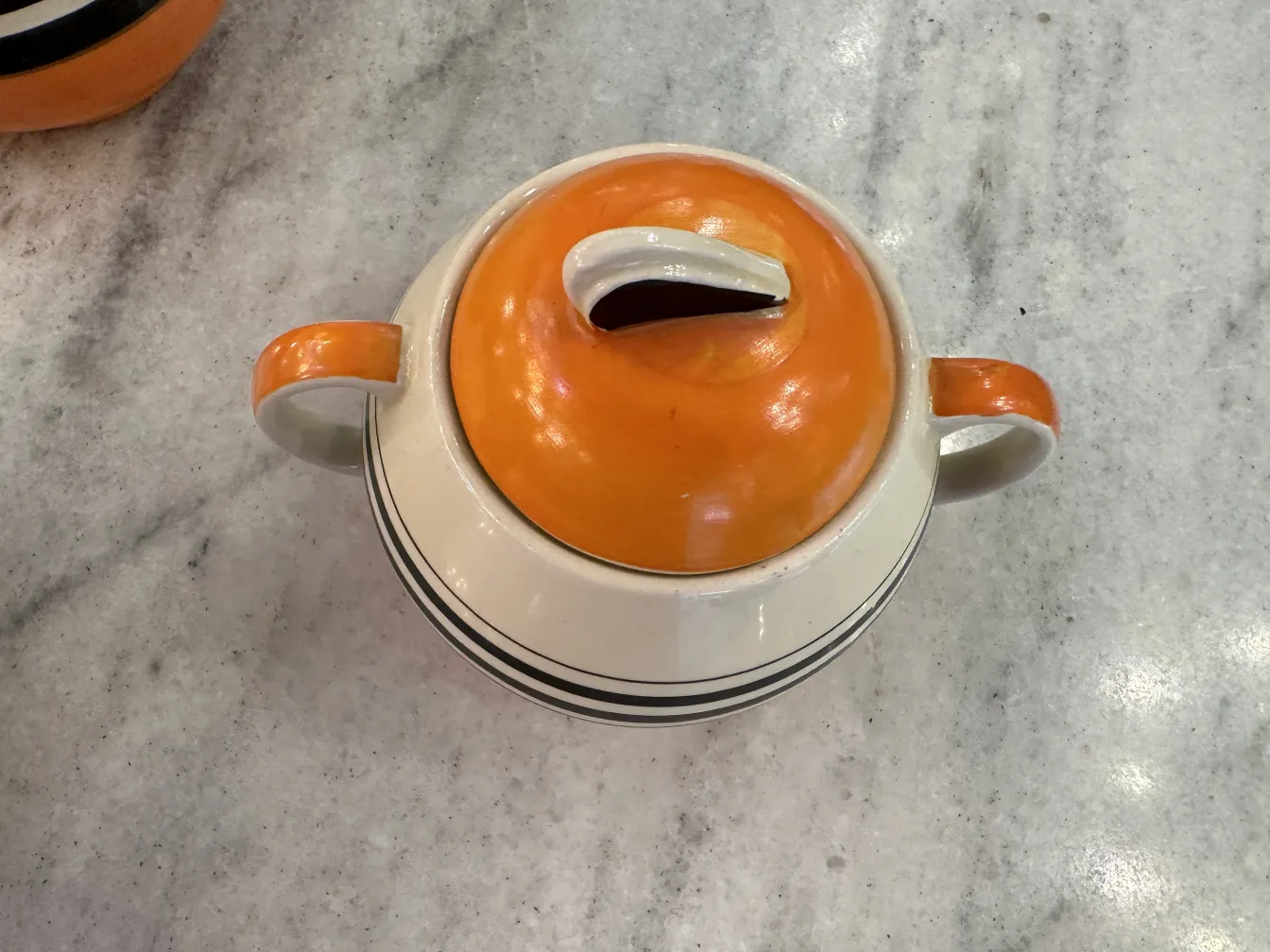 Set da tè antico in arancione con design classico.