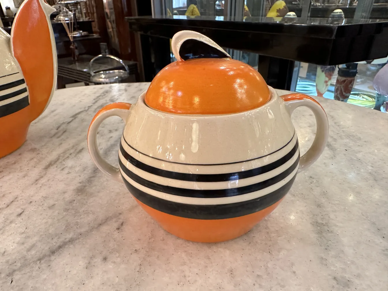 古董茶具，装饰有鲜艳的颜色和条纹