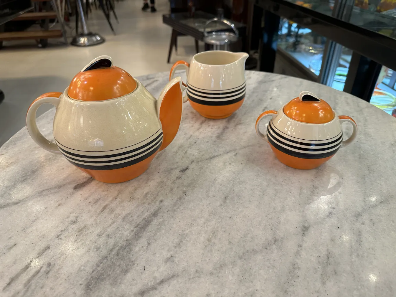 altes tee-set mit teekanne und milchkännchen in orange und weiß